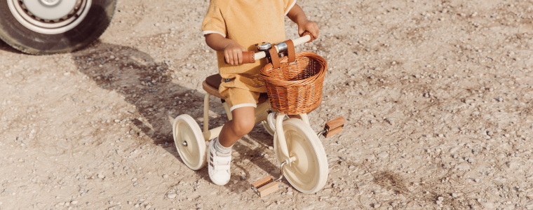 enfant sur un tricycle