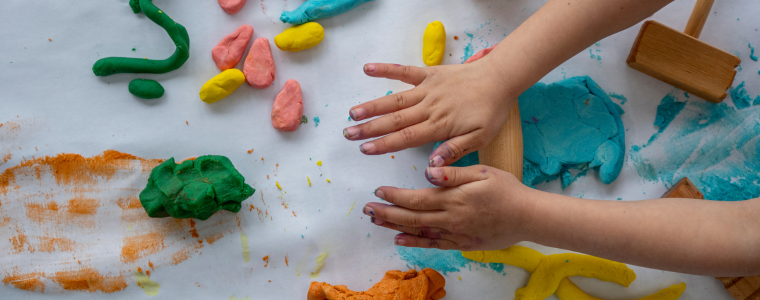 Enfant jouant avec de la pâte à modeler