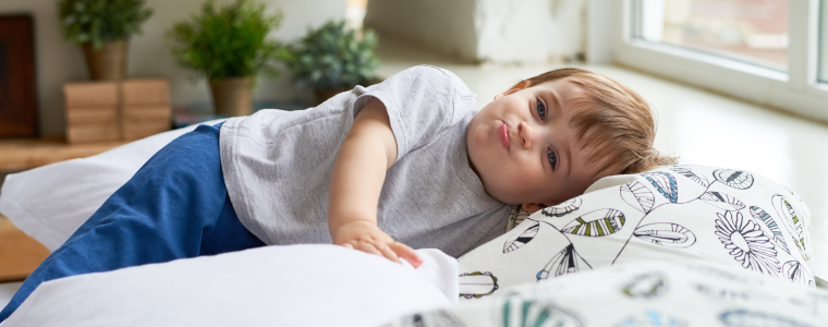 Bébé se réveille tôt : comment le faire patienter dans son lit ?