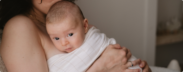 bienfaits du peau à peau entre une maman et son bébé