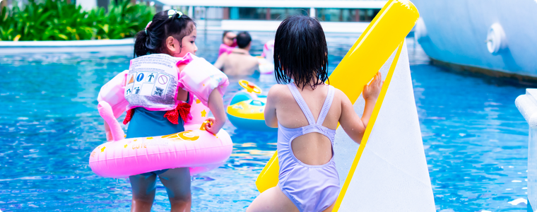 Activité eau enfant à la piscine en été