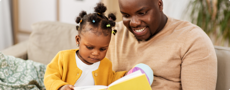 Même histoire bébé lors d'un moment de lecture avec un parent