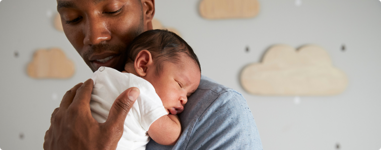 Prénoms bébé 2027 : un parent avec son nouveau-né