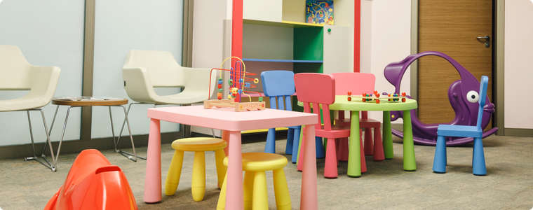 Salle d’attente enfants avec coin jeux et mobilier coloré