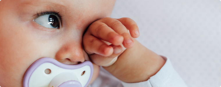 surstimulation bébé qui se frotte les yeux