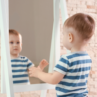 bébé et les miroirs