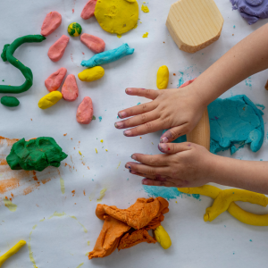 Enfant jouant avec de la pâte à modeler