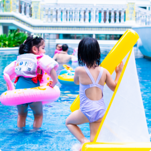 Activité eau enfant à la piscine en été