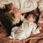 Bébé enrhumé qui dort auprès de sa maman