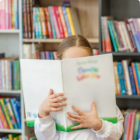 Enfant lisant dans un espace jeunesse en médiathèque