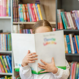 Enfant lisant dans un espace jeunesse en médiathèque