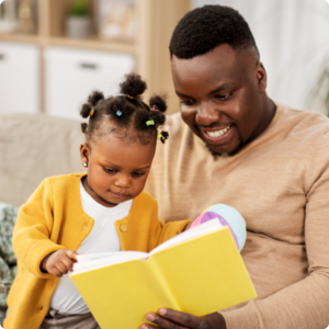 Même histoire bébé lors d'un moment de lecture avec un parent
