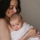 bienfaits du peau à peau entre une maman et son bébé