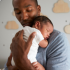 Prénoms bébé 2027 : un parent avec son nouveau-né