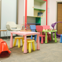 Salle d’attente enfants avec coin jeux et mobilier coloré