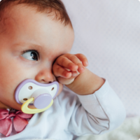 surstimulation bébé qui se frotte les yeux