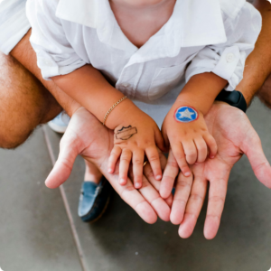 parent et enfant main dans la main pour transmettre des valeurs aux enfants