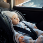 Voyage voiture bébé installé dans un siège auto