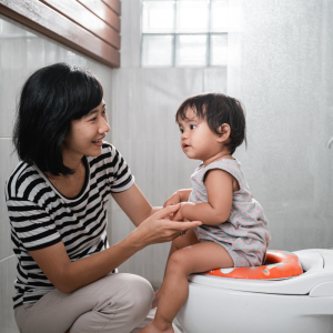 Maman aidant son enfant à surmonter la peur de faire caca.