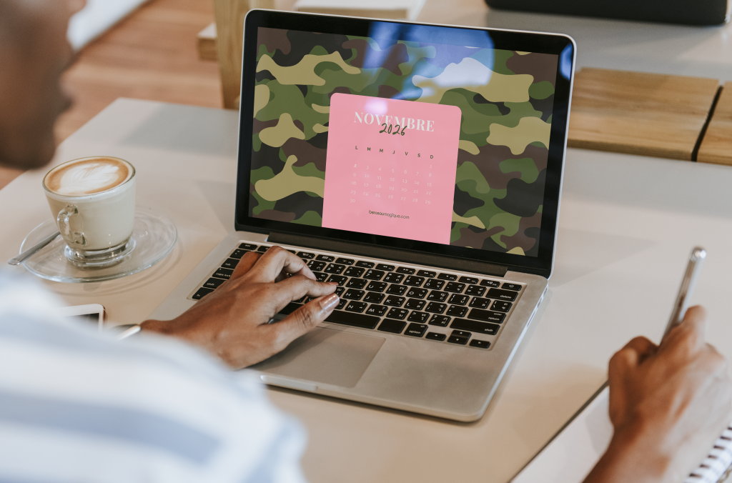 Fond d’écran ordinateur novembre 2026 avec motif camouflage