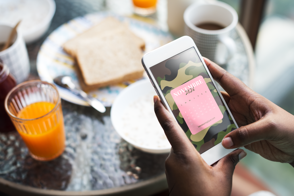 Fond d’écran mobile avec calendrier novembre 2026 motif camouflage