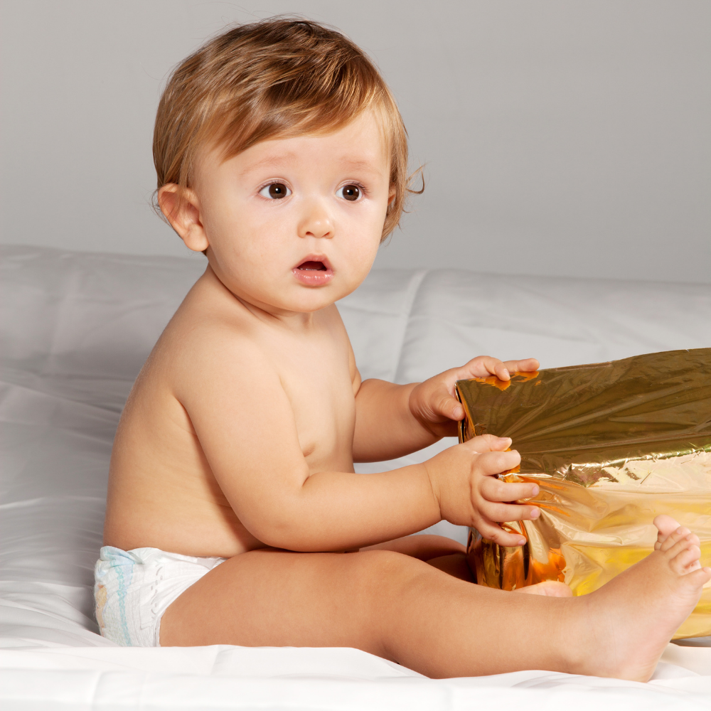 Bébé Garçon Mangeant Son Gâteau Avec Ses Mains, Bébé De 1 An, Enfance  Heureuse, Anniversaire Des Enfants