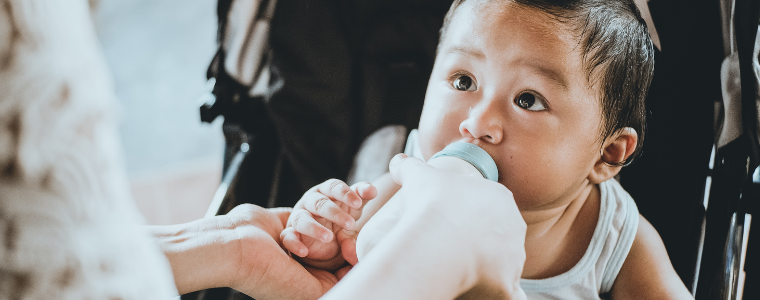 Peut-on donner de l'eau à un bébé de moins de 6 mois ? - AlloDocteurs
