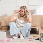 jeune femme assise par terre avec médicaments