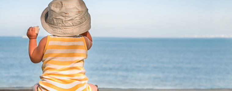 bébé protégé du soleil pendant la chaleur