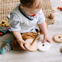 pourquoi bébé jette tout par terre pendant son développement moteur