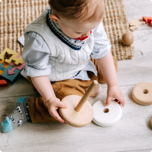 pourquoi bébé jette tout par terre pendant son développement moteur