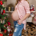 femme enceinte devant sapin de noel Bûche glacée enceinte