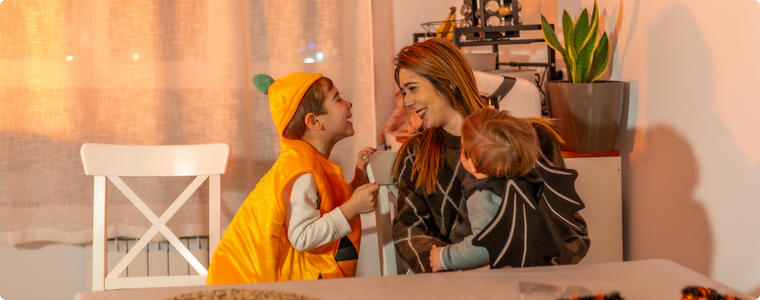 maman avec ses enfants pour halloween en costume