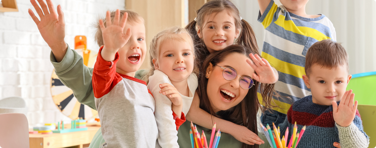 Équiper une crèche : enfants et professionnelle dans un espace adapté