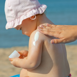 chapeau anti-UV et protection solaire pour bébé été