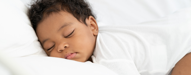 Bébé endormi paisiblement sur un matelas confortable