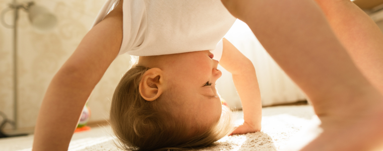 Jeux Montessori pour la maîtrise corps espace enfant.