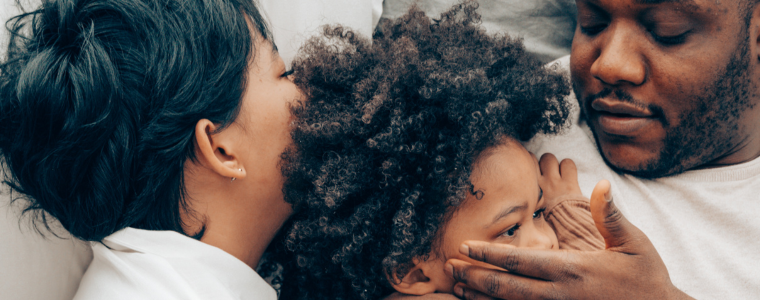 Illustration d’un moment de complicité familiale, symbole de la parentalité bienveillante
