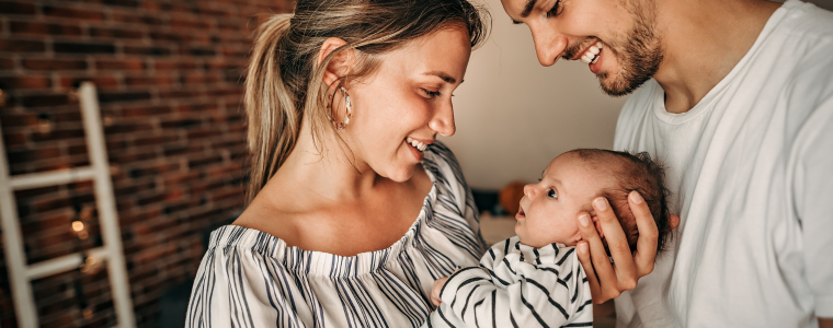 Parents avec bébé – illustration des erreurs jeunes parents