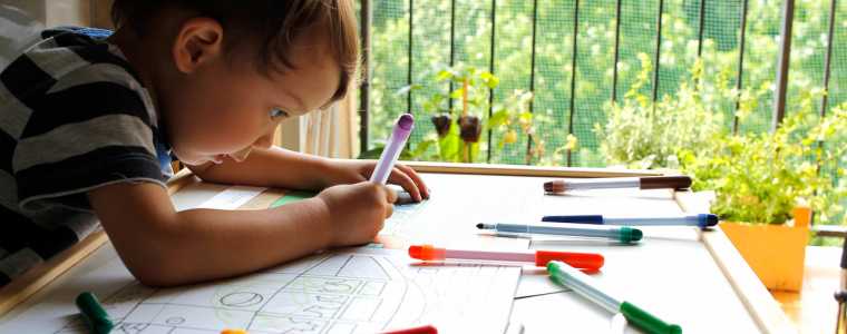 Activité sensorielle estivale pour bébé Montessori
