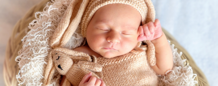 bébé endormi qui porte un prénoms anciens bébé