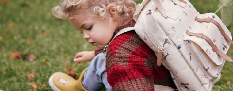 enfant avec son sac à dos pour préparer la rentrée en juillet