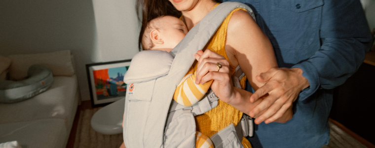 porte-bébé physiologique porté par un parent à la maison
