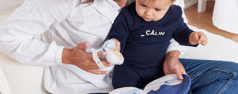 Maman et bébé découvrent un doudou parmi des cadeaux de naissance pas chers