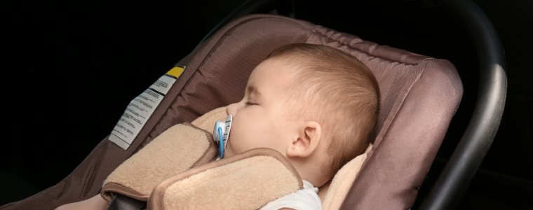 Bébé installé confortablement pour voyager en voiture avec ses parents