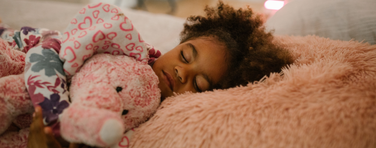 bébé prêt à dormir dans sa propre chambre