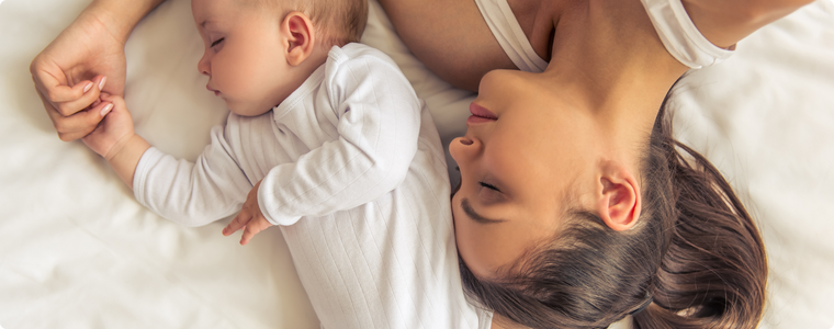 maman et bébé avec un prénoms rares dormant côte à côte.