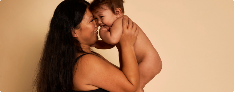 Prendre soin de soi après l’accouchement : une maman enlace son bébé, corps post-partum naturel