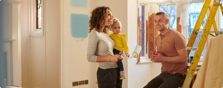 Guirlande prénom bébé : parents qui préparent la chambre.