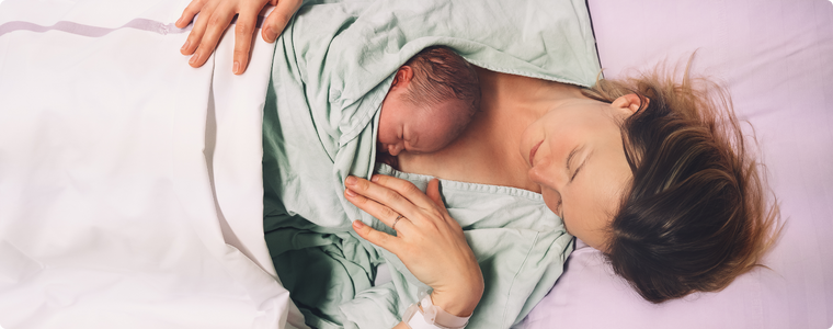 Maman et nouveau-né profitant du nouveau congé de naissance